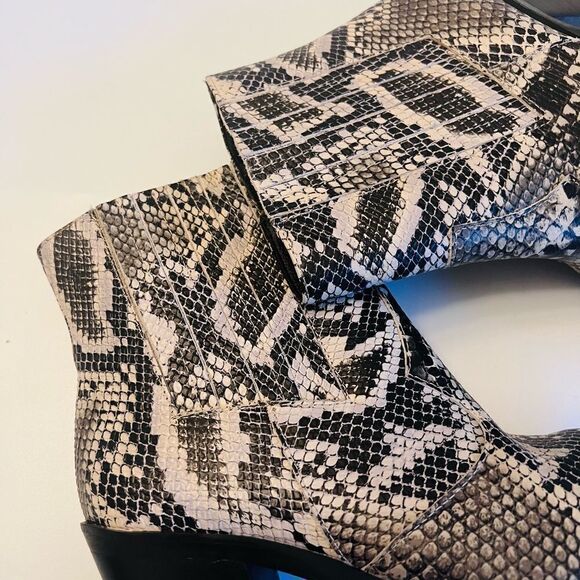 Blondo
Que Leather Waterproof Boots/Booties - Picture 4 of 5